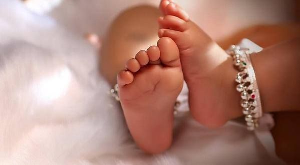 Đeo Lắc Chân Cho Bé Nên Đeo Bên Nào? Lời Khuyên Từ Chuyên Gia. 2 Đeo Lắc Chân Cho Bé Nên Đeo Bên Nào